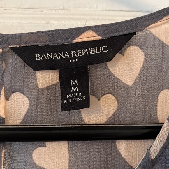 🩷 Banana Republic Heart print - grey and pink sleeveless sheer blouse. Sz M - Picture 3 of 6